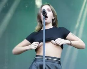 Tove Lo - Boobs Flash (normal Speed and Slow Motion)