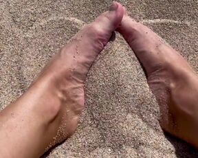 ASMR - Play with my feet in the sand