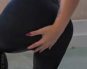 Big Boob MILF Teacher in leggings got so horny and wet in the bathtub