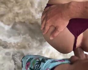 Amateur Fuck on an Island Beach Ends with Cum Taste