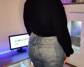 Big Bubble Ass In Tight Jeans