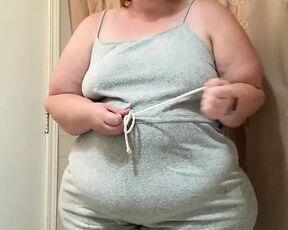 SSBBW strip and ass spread