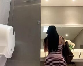 CAMERA AMATEUR IN PUBLIC TOILET