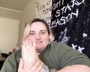 BBW licking and sucking toes