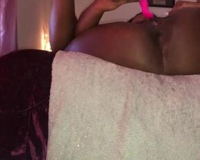 PETITE EBONY GIVES HERSELF A SQUIRTFEST