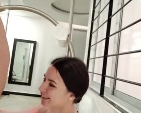 A delicious suck in the Jacuzi