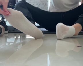 Giantess Scratching Her Sweaty Gym Feet With Tiny Man