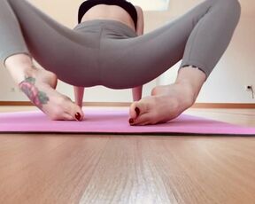 Big ass yoga instructor gets horny doing yoga